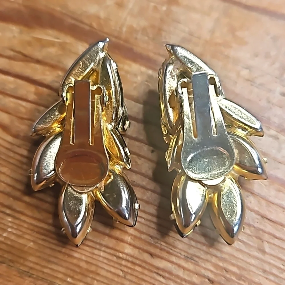 Vintage Goldtone Black, Green & Red Rhinestone Clip On Earrings - Picture 5 of 7